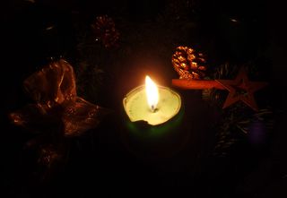 Erster  Advent - Advent, erster Advent, Kerze, Licht, leuchten, Glanz, Schatten, Tannenzapfen, Schleife, Schreibanlass, Stille, Meditation