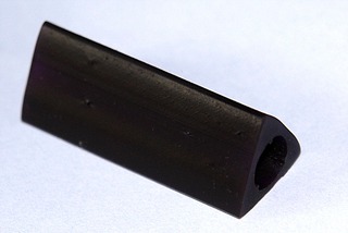 Stifthalter aus Kunststoff - Stifthalter, Dreieck Säule, Dreieck Prisma, schwarz, gleichseitig