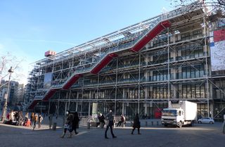 Centre Georges Pompidou - Paris, Frankreich, Museum, Rolltreppe, Metallstrukturen, Glas, Tubus, moderne Kunst, Plakat, Leute, Platz