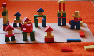 Bauklötze - Bauklötze, Spielsachen, bunt, Holz, bauen, Geometrie, Grundform, Quader, Würfel, Pyramide, Zylinder, Säule, Bausteine, spielen