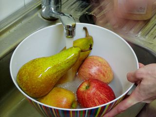 Obstsalat #1 - Obst waschen, Apfel, Birne, gesund, Gesundheit, Hygiene, Vorgangsbeschreibung, Zubereitung, Vorbereitung, vorbereiten, abwaschen, reinigen, Wasser, Schüssel, Tätigkeit, tun, Verb