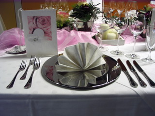 Tischdeko Hochzeit#1 - Tischdekoration, Hochzeit, weiß, rosa, Platzteller, Teller, Besteck, Messer, Gabel, Serviette, Glas, Weinglas, Menükarte