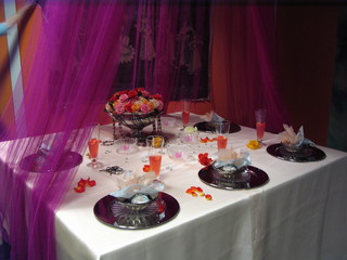 Tischdeko *indisch*#1 - Tischdekoration, indisch, Organza, Platzteller, Glaskugeln, Rosen, Rosenschale, Blüten