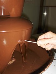 Schokoladenbrunnen #2 - Schokoladenbrunnen, Schokolade, schmelzen, überziehen, eintauchen, dekorativ, Dessert, Nachtisch, Süßspeise, Kuvertüre