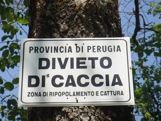 Verbotsschild - Italien - Schild, Hinweis, Warnung, Verbot, Verbotsschild, Jagd, Schutz, Naturschutz, italienisch