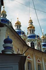 Kuppeln in der Klosteranlage von Petschery - Kloster, Klosteranlage, Russland, Landeskunde, Petschery, Kuppeln, Architektur, Bauweise, Gold