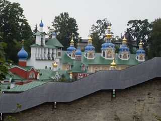 Blick auf die Klosteranlage von Petschery - Kloster, Klosteranlage, Russland, Landeskunde, Petschery, Kuppeln, Architektur, Bauweise, Gold