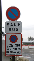 sauf bus - Frankreich, civilisation, Verkehr, Verkehrsschild, panneau, Parkverbot, stationnement interdit, Bus