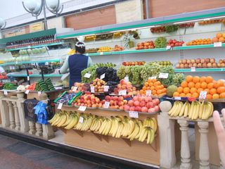 Obst- und Gemüsestand - Saratow, Russland, Einkaufen, Markthalle, Obst, Gemüse, Frückte, Landeskunde, Auslagen, Gesprächsanlass