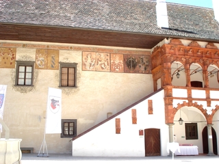 Schallaburg  #4 - Burg, Schloss, Sehenswürdigkeit, Hof, Innenhof, Fresko, Fresken, Wappen, Terracotta, Stiegen, Treppe, Renaissance