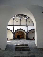 Schallaburg  #6  - Burghof, Tor, Innenhof, Arkaden, Stufen, Mauerwerk, Torbogen