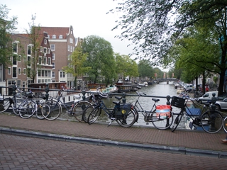 Amsterdam: Gracht, Hausboot, Fahrräder, alte Häuser - Fahrrad, Rad, Hausboot, Amsterdam, Gracht, Schiff, Wasser, Leben