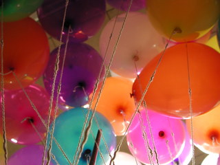 Ballons von unten - Ballons, Gas, Wasserstoff, elastischer Hohlkörper, ausdehnen, Gummi, Kunststoff, Naturkautschuk, Farben, bunt, Luft, schön, Schreibanlass, Auftrieb, Schnur