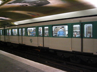 Metro in Paris - Metro, Paris, U-Bahn, Zug, Untergrundbahn, Verkehr, Landeskunde Frankreich, Bahnsteig, Gleis