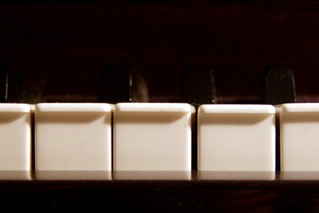 Klavier - Rätselbild #1 - Detail, Klavier, Klaviatur, weiß, schwarz, Tasten, Instrument, Rätsel