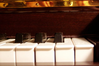 Klavier - Rätselbild #2 - Klavier, Klaviatur, Tasten, schwarz, weiß, Reflektion, Instrument, Rätsel