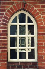 Kirchenfenster - Kirchenfenster, Kirche, gotisch, Gotik, Backstein, Klinkerstein, Sprossenfenster, Ziegel, symmetrisch