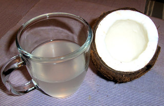 Kokosnuss #5 - Kokosnuss, Frucht, Steinfrucht, Schale, Fasern, Kokospalme, Fruchtfleisch, weiß, Hälfte, offen, Glas, Kokoswasser