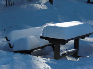 schneebedeckte Sitzgruppe - Winter, Schnee, Park, Bank, Tisch, Licht, Sonne, Schreibanlass, zugeschneit, verschneit, schneebedeckt