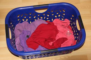 rote Wäsche - rote Wäsche, Wäsche waschen, Wäschekorb, Textilien, Schmutzwäsche, Wäsche, Maschinenwäsche, Waschmaschine, Dreckwäsche, Buntwäsche, Wäschekorb, Wäsche sortieren, Farben, Textilart, schmutzige Wäsche, sortiert, schmutzig, waschen, Haushalt
