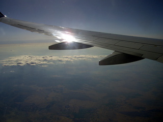 Blick aus dem Flugzeug - Flugzeug, Flügel, Wolken, Sonne, Sonnenstrahlen, Lufthülle, Atmosphäre