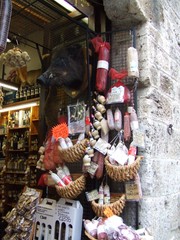 Laden in San Gimignano - Toskana, Italien, Laden, italienisch, Rotwein, Wildschwein, salumeria, Delikatessen, Lebensmittel, Lebensmittelladen, alimentari, einkaufen, Geschäft
