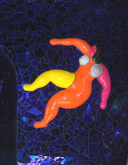 Niki de Saint-Phalle: Detail in der Grotte #1 - Niki de Saint Phalle, Nana, gelb, rot, blau, Glas, Mosaik, Spiegel, Grotte, Herrenhäuser Gärten, Bildhauerin, Skulptur, Kunst, ModernArt, Figur