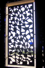 Niki de Saint-Phalle: Detail in der Grotte #2 - Fenster, Spiegel, Gegenlicht, Niki de Saint-Phalle, Grotte, Herrenhausen, Blick, Ausblick, Muster, Bildhauerin, Kunst, ModernArt, Figur