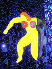 Niki de Saint-Phalle: Detail in der Grotte #4 - Figur, Nana, Niki de Saint Phalle, gelb, rot, blau, Glas, Mosaik, Spiegel, Grotte, Herrenhäuser Gärten, Kunst, Bildhauerin, Skulptur, ModernArt