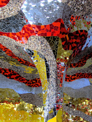 Niki de Saint-Phalle: Detail in der Grotte #5 - Halle, Säule, Niki de Saint Phalle, gelb, gold, silber, rot, Glas, Mosaik, Spiegel, Kiesel, Grotte, Herrenhäuser Gärten, Kunst, Bildhauerin, Skulptur, ModernArt, Architektur