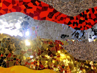 Niki de Saint-Phalle: Detail in der Grotte #6 - Niki de Saint Phalle, Wand, gelb, gold, silber, Glas, Mosaik, Spiegel, Kiesel, Grotte, Herrenhäuser Gärten, Kunst