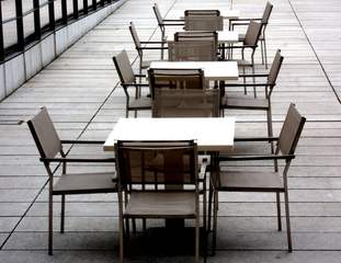 Sitzreihe - Stuhl, Sitz, Reihe, Tisch, vier, Material, Ausrichtung, Interpretation, Impuls, Ansicht, Perspektive, gastlos, leer