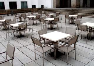 Stuhltanz - Tisch, Stuhl, Tische, Stühle, Interpretation, Impuls, Ansicht, Anordnung, Aufstellung, stehen, Sitzmöbel, leer, gastlos, menschenleer