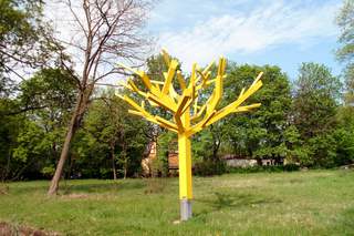 Gelber Baum im Frühling - Baum, Skulptur, Frühling, gelb, Metall, Kunst, Natur
