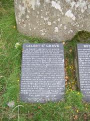 Gelert's Grave   - Wales, Beddgelert, Legende, Sage, Gelert, Grave, Grab, Grabinschrift, Inschrift, Schieferplatte, englisch, Namensgebung