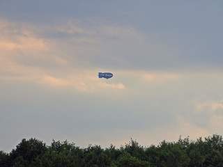 fliegender Zeppelin - Zeppelin, Luftschiff, fliegen, fahren, Flug, Auftrieb, Helium, Wasserstoff
