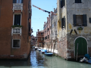 Wäscheleinen in Venedig - Venedig, Kanal, Haus, Straßenzug, Wasserstraße, Wäsche, Wäscheleine, Zerfall