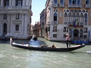 Gondel auf dem Canale Grande in Venedig - Gondel, Gondoliere, Touristen, Venedig, Canale Grande, Ruderstange, Palazzo, Palast, Wasser, Meer