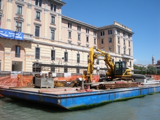 Bagger auf einem Schiff im Canale Grande, Venedig - Bagger, arbeiten, Baustelle, Schiff, Venedig, Bauarbeiten, Palazzo, Palast, Baumaterial, Rohre