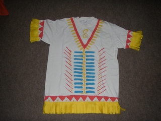 Indianer - Kostüm - Indianer, indianisch, nähen, bügeln, Stofffarben, Muster, Shirt, T-Shirt, Hemd, Kostüm, Bekleidung, Bemalung, Verzierung, Fransen, Nordamerika, Fasching, Karneval, verkleiden