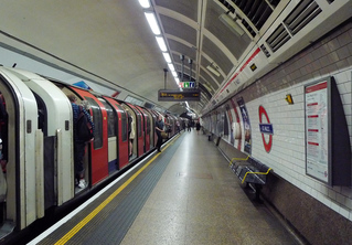 London  #1 - London, Zug, U-Bahn, Untergrundbahn, Metro, tube, Underground, Subway, U-Bahnstation, Zug, Verkehrsmittel, Transport, Perspektive, Fluchtpunkt