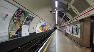 London  #2 - London, U-Bahn, Untergrundbahn, Metro, tube, Underground, Subway, U-Bahnstation, Bahnsteig, Verkehrsmittel, Transport, Perspektive, Fluchtpunkt