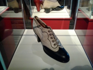 Schuh 1910 - 1910, Schuh, Damenschuh, Mode, Trotteur, Bekleidung, Lederschuh, Schuhriemen, Ösen, schwarz, grau