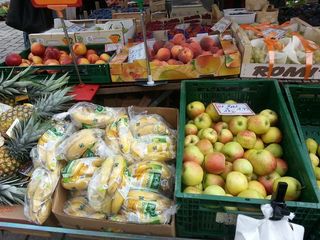 Obststand - Obst, Gemüse, einkaufen, Verkauf, Handel, Äpfel, Bananen, Pfirsiche, Nektarinen, Ananas, Weintrauben, Markt, Marktstand