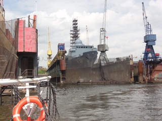 Dock1 - Dock, Trockendock, Hafen, Hamburger Hafen, Werft, Elbe, Reparatur, Schiff, Boot, Kran, Rettungsring, Marine, Militär