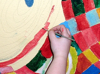 Wandmalerei mit Pinsel #1 - Pinsel, Farbe, bunt, malen, gestalten, ausmalen, Hand, uneben, Untergrund, Wand, auftragen