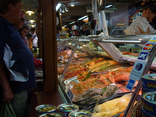 Fischmarkt in Helsinki - Finnland, Helsinki, Hafen, Markthalle, Fischmarkt, Vielfalt, Fisch, Delikatessen, Meeresfrüchte, Fischtheke, Nahrung, kaufen, essen, Kühltheke, Theke