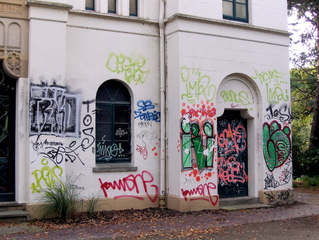 Graffiti #2 - Graffiti, Graffito, Schmiererei, Vandalismus, Schaden, illegal, Farbe, Spray, Sprayer, Malerei, Zeichen, Symbole, historisch, Haus, Gebäude, Straftat, hässlich, Zerstörung