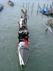 Gondelfahrt in Venedig - Gondoliere, Venedig, Tourismus, Wasserstraße, Kanal, Gondel, asymmetrisch, venezianischer Bootstyp, schmal, Boot, Wasser