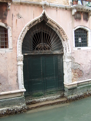 Türen der Welt - Tür, Tor, Holztor, alt, verfallen, Venedig, Kanal, Italien